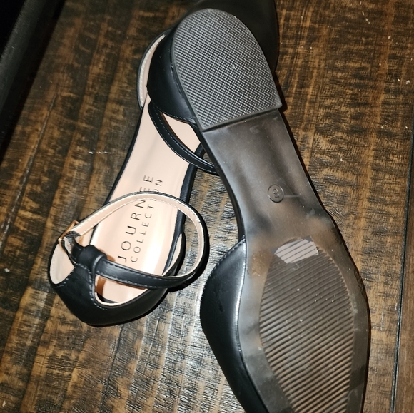 New Journee Collection black pointed toe flats - Picture 4 of 4